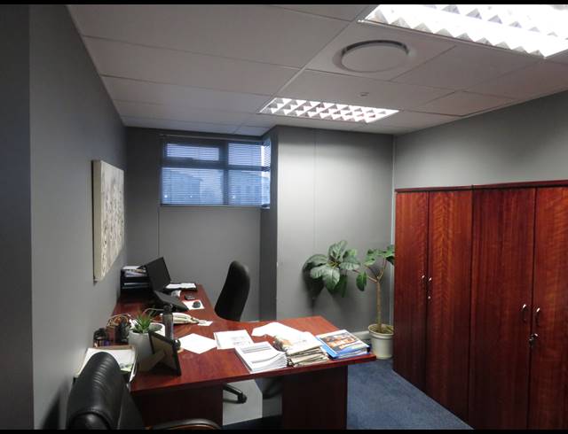305M² OFFICE TO LET IN SOMERSET WEST MALL TRIANGLE